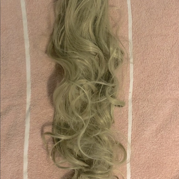 NEW! Fashion Claw Clip-In Long Curly Synthetic Pony Tail-  Light Blonde. - Picture 2 of 7